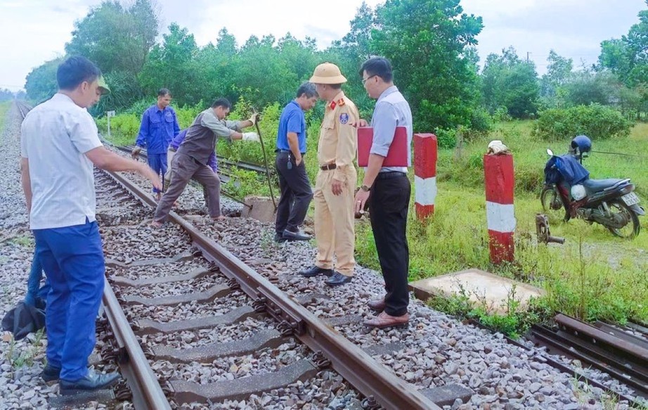 Quảng Trị: Tăng cường c&ocirc;ng t&aacute;c bảo đảm ATGT, x&oacute;a lối đi tự mở qua đường sắt- Ảnh 3.