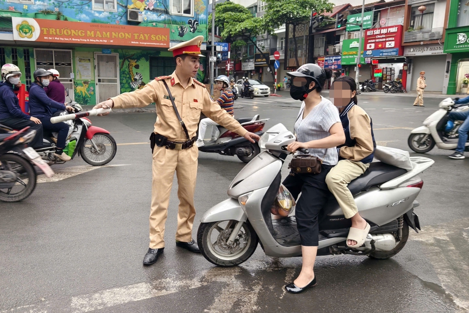 H&agrave; Nội: CSGT li&ecirc;n tục xử phạt, v&igrave; sao nhiều phụ huynh vẫn v&ocirc; tư vi phạm giao th&ocirc;ng?- Ảnh 1.