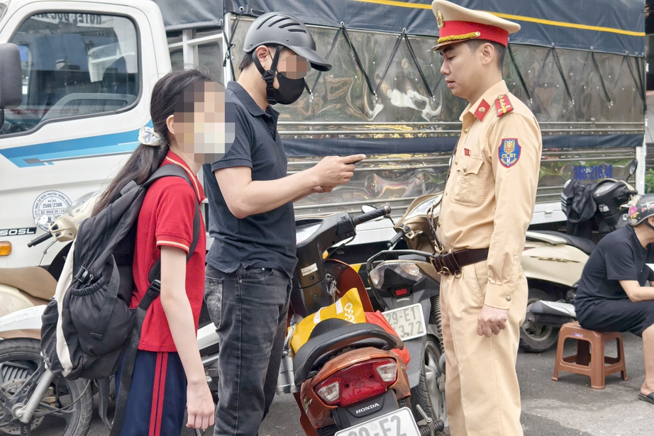 H&agrave; Nội: CSGT li&ecirc;n tục xử phạt, v&igrave; sao nhiều phụ huynh vẫn v&ocirc; tư vi phạm giao th&ocirc;ng?- Ảnh 2.