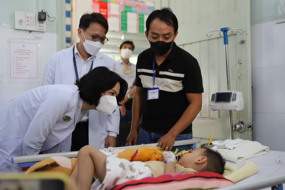 Bộ Y tế hỏa tốc y&ecirc;u cầu tăng cường ph&acirc;n loại điều trị, kiểm so&aacute;t l&acirc;y nhiễm tay ch&acirc;n miệng - Ảnh 1.