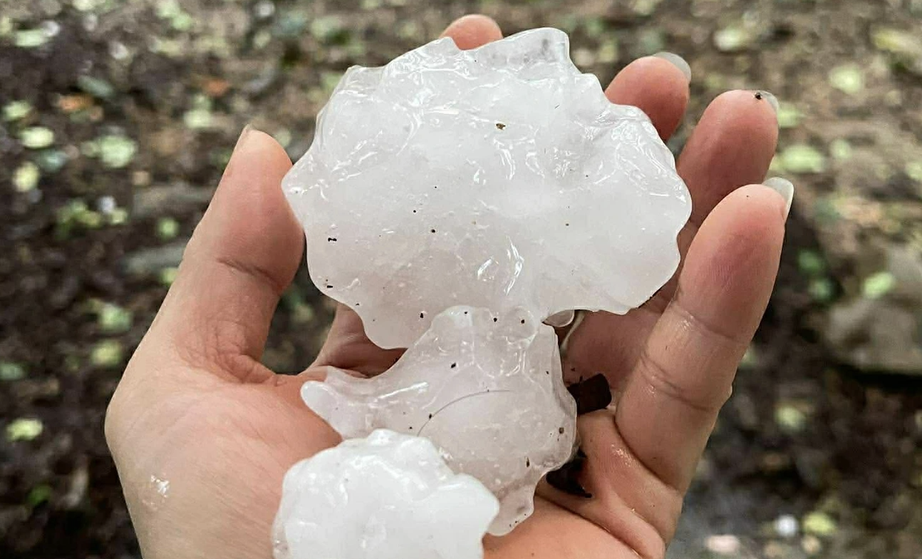 Mưa đ&aacute; th&aacute;ng Ba c&oacute; bất thường?- Ảnh 1.