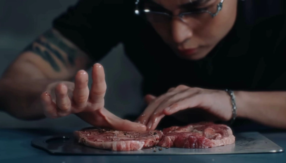 Jun Phạm gây tranh cãi với MV “Truth or dare”, đạo diễn nói gì?- Ảnh 2. Jun Phạm gây tranh cãi với MV “Truth or dare”, đạo diễn nói gì?- Ảnh 2.