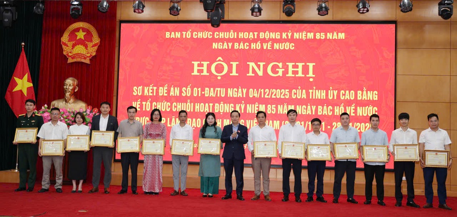 Cao Bằng khen thưởng 105 tập thể, c&aacute; nh&acirc;n, trong đ&oacute; c&oacute; B&aacute;o X&acirc;y dựng- Ảnh 2.