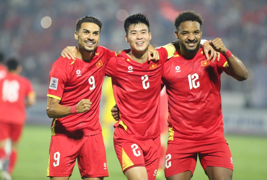 HLV Kim Sang-sik khen ngợi học trò sau trận thắng Malaysia- Ảnh 2. HLV Kim Sang-sik khen ngợi học trò sau trận thắng Malaysia- Ảnh 2.