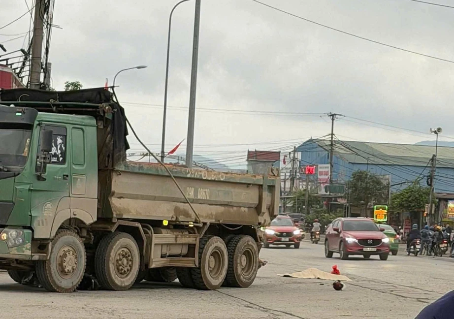 Xe tải va chạm xe máy trên QL1 qua Hà Tĩnh, người đàn ông tử vong tại chỗ- Ảnh 1. Xe tải va chạm xe máy trên QL1 qua Hà Tĩnh, người đàn ông tử vong tại chỗ- Ảnh 1.