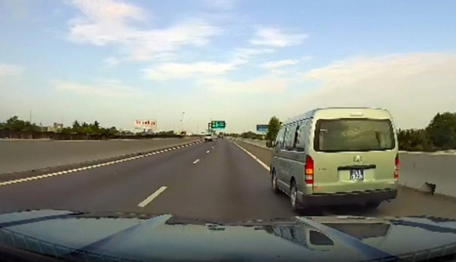 Xe biển xanh vi phạm giao thông, ai nộp phạt?- Ảnh 1. Xe biển xanh vi phạm giao thông, ai nộp phạt?- Ảnh 1.