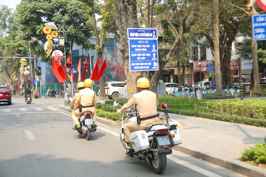 Công an Hà Nội sẵn sàng đảm bảo an ninh trật tự, ATGT phục vụ hơn 6 triệu cử tri đi bầu cử- Ảnh 6. Công an Hà Nội sẵn sàng đảm bảo an ninh trật tự, ATGT phục vụ hơn 6 triệu cử tri đi bầu cử- Ảnh 6.
