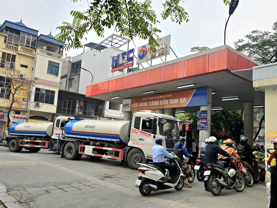 Bộ C&ocirc;ng thương đề xuất doanh nghiệp b&aacute;n lẻ được tự quyết gi&aacute; xăng dầu- Ảnh 1.