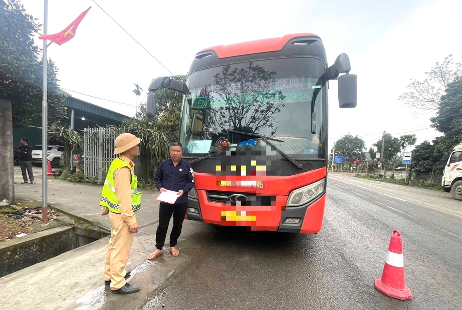 Tuy&ecirc;n Quang: Xe kh&aacute;ch 19 chỗ chở 60 người bị phạt hơn 223 triệu đồng - Ảnh 1.