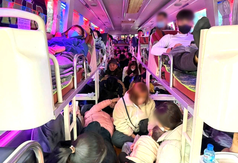 Tuy&ecirc;n Quang: Xe kh&aacute;ch 19 chỗ chở 60 người bị phạt hơn 223 triệu đồng - Ảnh 2.