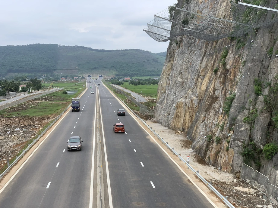 Bộ Xây dựng đề nghị xử nghiêm hành vi cắt trộm, phá hoại cáp trên cao tốc Bắc - Nam- Ảnh 1. Bộ Xây dựng đề nghị xử nghiêm hành vi cắt trộm, phá hoại cáp trên cao tốc Bắc - Nam- Ảnh 1.