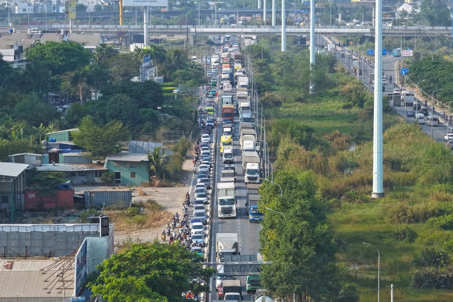 TP.HCM: Xe container va chạm ô tô, đường Võ Chí Công ùn tắc kéo dài- Ảnh 2. TP.HCM: Xe container va chạm ô tô, đường Võ Chí Công ùn tắc kéo dài- Ảnh 2.