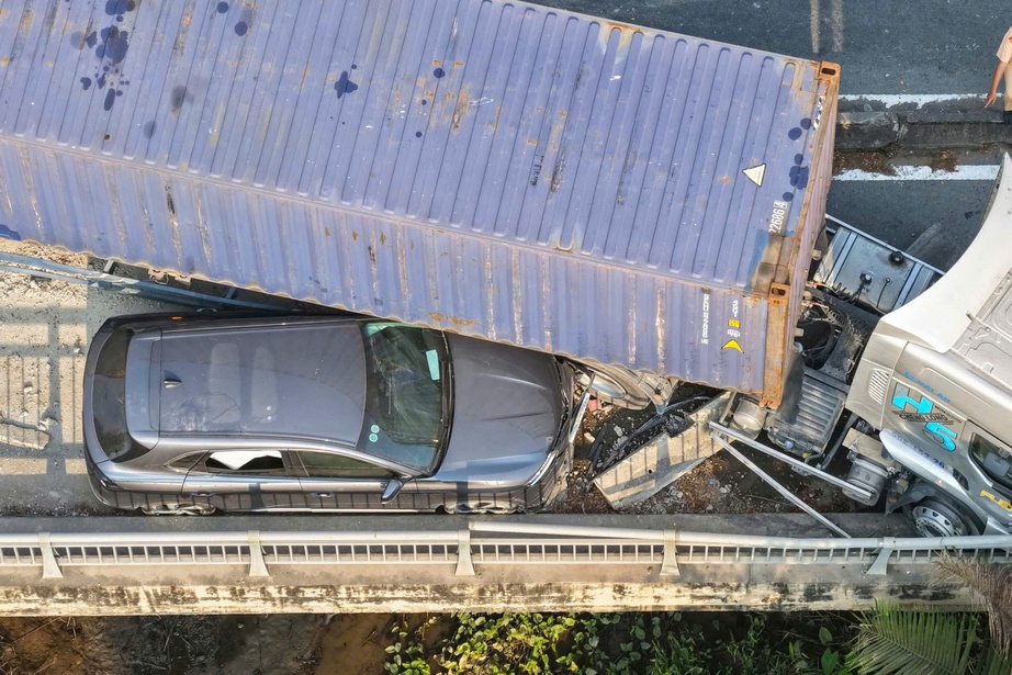 TP.HCM: Xe container va chạm ô tô, đường Võ Chí Công ùn tắc kéo dài- Ảnh 1. TP.HCM: Xe container va chạm ô tô, đường Võ Chí Công ùn tắc kéo dài- Ảnh 1.