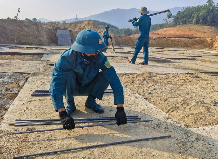 250 c&aacute;n bộ, chiến sĩ lượng vũ trang TP Đ&agrave; Nẵng c&ugrave;ng nhau x&acirc;y trường li&ecirc;n cấp nơi bi&ecirc;n giới- Ảnh 4.