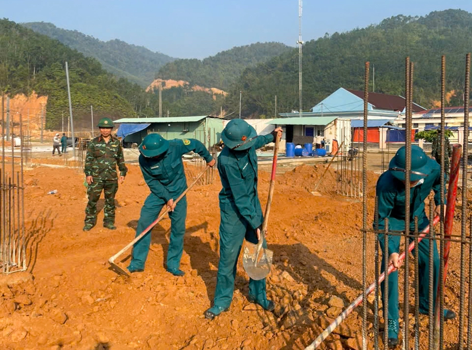 250 c&aacute;n bộ, chiến sĩ lượng vũ trang TP Đ&agrave; Nẵng c&ugrave;ng nhau x&acirc;y trường li&ecirc;n cấp nơi bi&ecirc;n giới- Ảnh 2.