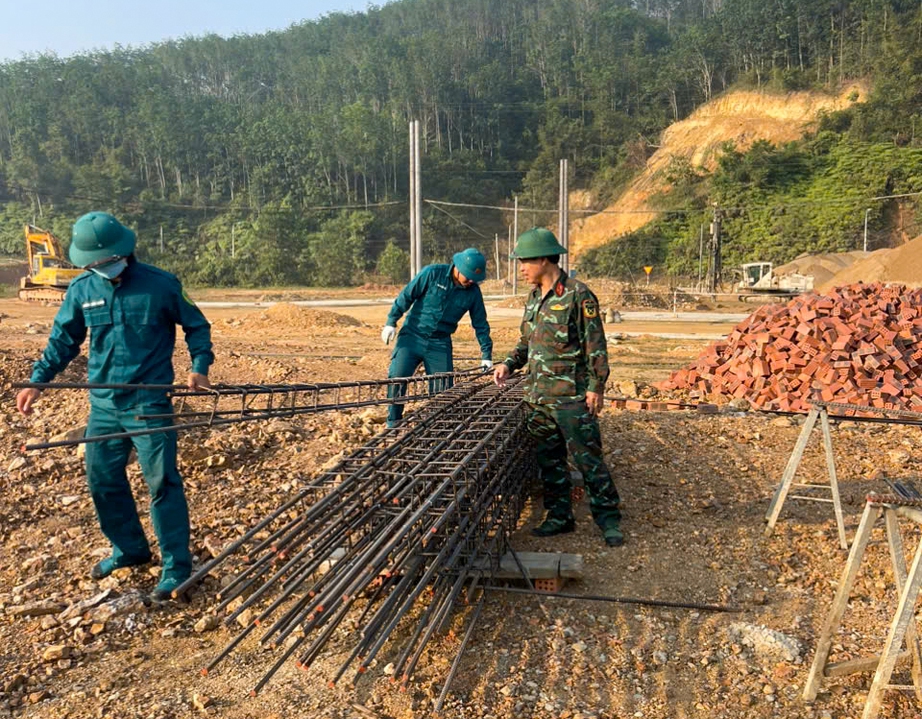 250 c&aacute;n bộ, chiến sĩ lượng vũ trang TP Đ&agrave; Nẵng c&ugrave;ng nhau x&acirc;y trường li&ecirc;n cấp nơi bi&ecirc;n giới- Ảnh 6.