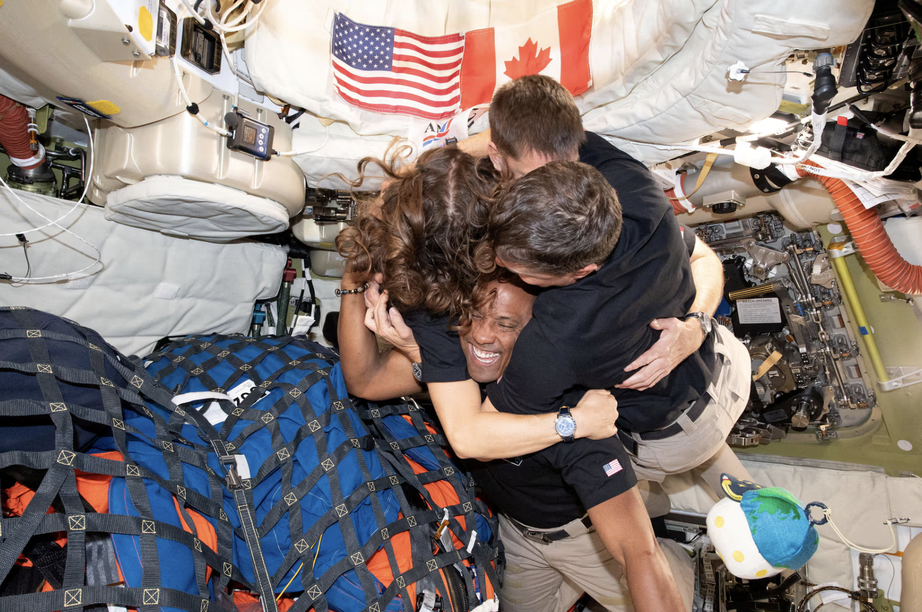 M&agrave;n trở về kịch t&iacute;nh của 4 phi h&agrave;nh gia sau chuyến du h&agrave;nh kỷ lục tới Mặt trăng- Ảnh 3.