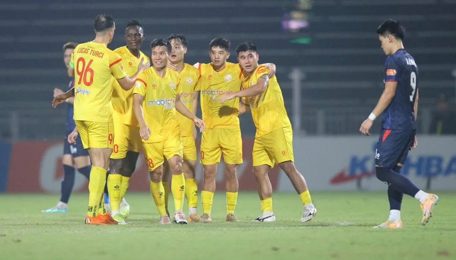 V-League: Đình Bắc tỏa sáng, CLB Công an Hà Nội vẫn bị đội cuối bảng cầm hòa- Ảnh 2. V-League: Đình Bắc tỏa sáng, CLB Công an Hà Nội vẫn bị đội cuối bảng cầm hòa- Ảnh 2.