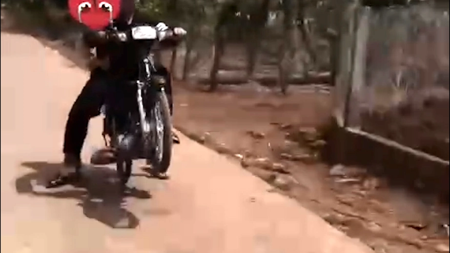 Đắk Lắk: Xử l&yacute; nam thanh ni&ecirc;n chạy xe &ldquo;bốc đầu&rdquo;, đăng clip c&acirc;u view tr&ecirc;n mạng x&atilde; hội- Ảnh 2.