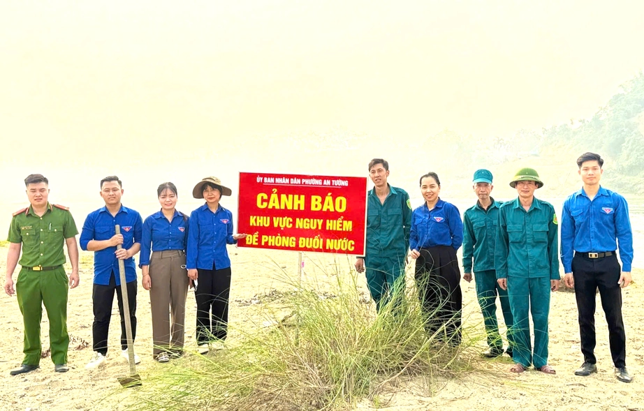 Cảnh b&aacute;o nguy cơ đuối nước ở b&atilde;i tắm tự ph&aacute;t tr&ecirc;n s&ocirc;ng L&ocirc; đoạn qua Tuy&ecirc;n Quang- Ảnh 2.