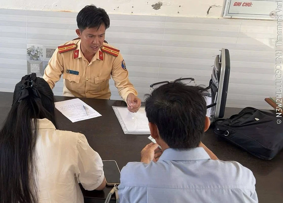 Vượt đ&egrave;n đỏ khi g&aacute;c chắn đ&atilde; hạ, t&agrave;i xế &ocirc; t&ocirc; bị phạt 5 triệu đồng, tước GPLX 2 th&aacute;ng- Ảnh 2.
