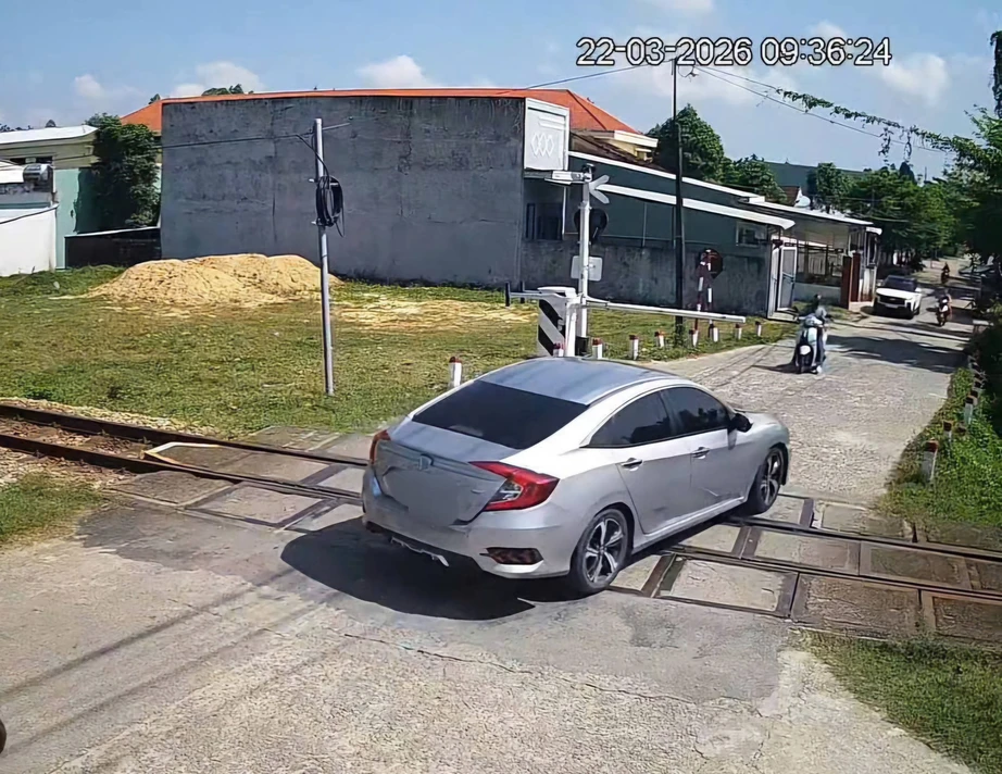 Vượt đ&egrave;n đỏ khi g&aacute;c chắn đ&atilde; hạ, t&agrave;i xế &ocirc; t&ocirc; bị phạt 5 triệu đồng, tước GPLX 2 th&aacute;ng- Ảnh 1.