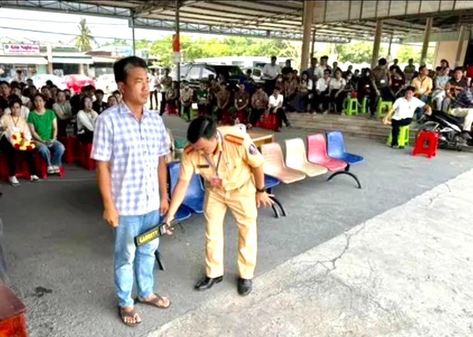T&acirc;y Ninh siết chặt s&aacute;t hạch l&aacute;i xe, kiểm tra thiết bị điện tử để ngăn chặn gian lận- Ảnh 1.