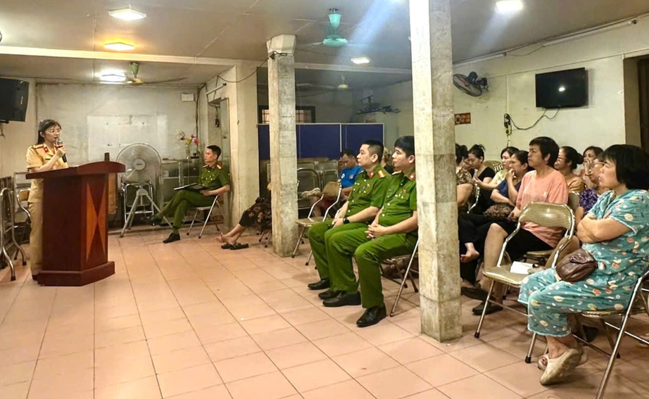 H&agrave; Nội: Cảnh s&aacute;t vận động 60 chủ qu&aacute;n c&agrave; ph&ecirc; cam kết kh&ocirc;ng lấn đường t&agrave;u- Ảnh 3.