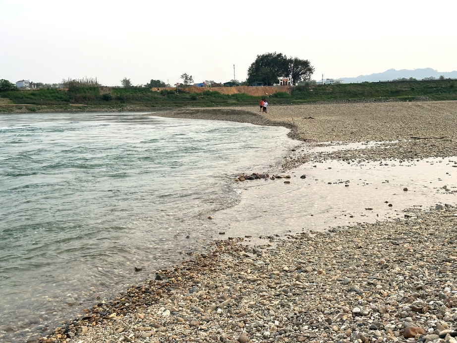 Cảnh b&aacute;o nguy cơ đuối nước ở b&atilde;i tắm tự ph&aacute;t tr&ecirc;n s&ocirc;ng L&ocirc; đoạn qua Tuy&ecirc;n Quang- Ảnh 1.