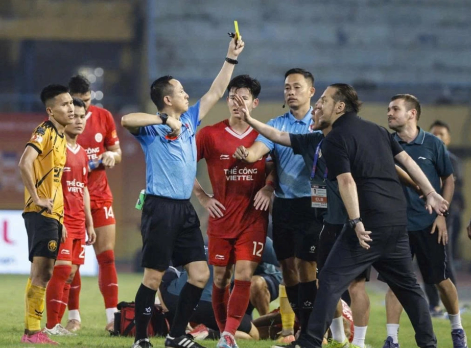 HLV Popov nói gì khi bị phạt nặng vì phản ứng với trọng tài?- Ảnh 1. HLV Popov nói gì khi bị phạt nặng vì phản ứng với trọng tài?- Ảnh 1.