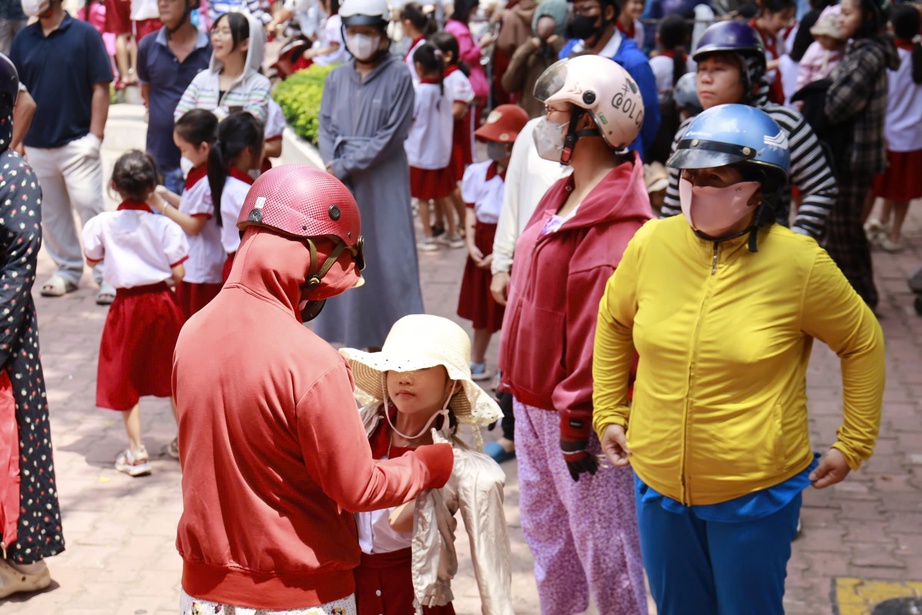 Ngộ độc thực phẩm tăng cao, TP.HCM siết chặt bếp ăn và hàng quán vỉa hè- Ảnh 2. Ngộ độc thực phẩm tăng cao, TP.HCM siết chặt bếp ăn và hàng quán vỉa hè- Ảnh 2.