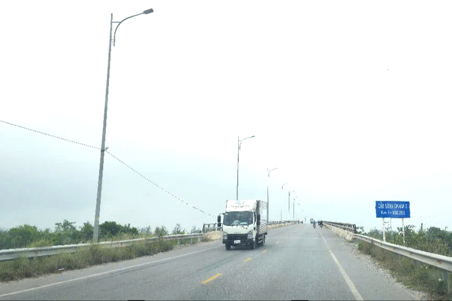 Quảng Ninh: Tháo dỡ cầu Sông Chanh 1, người dân đi lại thế nào?- Ảnh 4. Quảng Ninh: Tháo dỡ cầu Sông Chanh 1, người dân đi lại thế nào?- Ảnh 4.