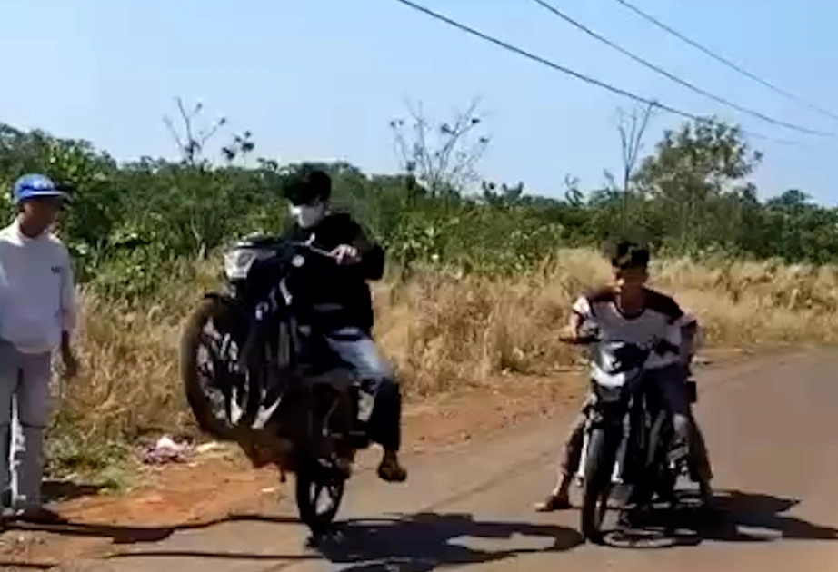 Phạt hơn 26 triệu đồng, tịch thu hai xe m&aacute;y của nh&oacute;m thanh thiếu ni&ecirc;n tụ tập đua xe- Ảnh 2.