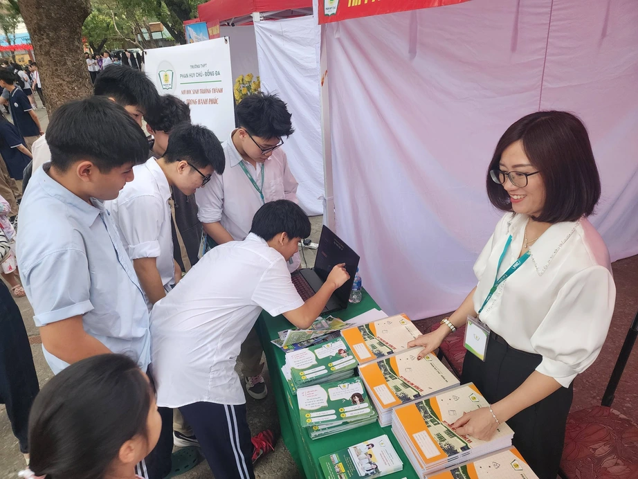 Hà Nội: Hơn 114.000 học sinh đăng ký nguyện vọng vào lớp 10 sau 5 ngày- Ảnh 1. Hà Nội: Hơn 114.000 học sinh đăng ký nguyện vọng vào lớp 10 sau 5 ngày- Ảnh 1.