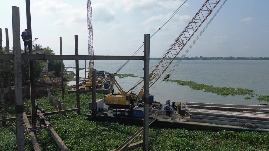 Đồng Th&aacute;p: Đẩy nhanh thi c&ocirc;ng bờ k&egrave; s&ocirc;ng Tiền gần cầu Cao L&atilde;nh- Ảnh 1.