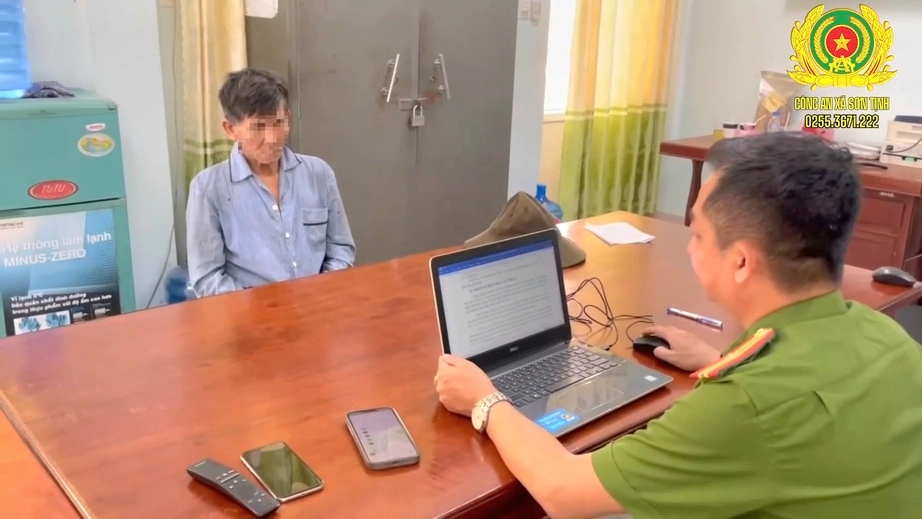 Quảng Ng&atilde;i: C&ocirc;ng an v&acirc;y k&iacute;n khu rừng bắt đối tượng sau g&acirc;y &aacute;n trốn v&agrave;o hang đ&aacute;- Ảnh 1.