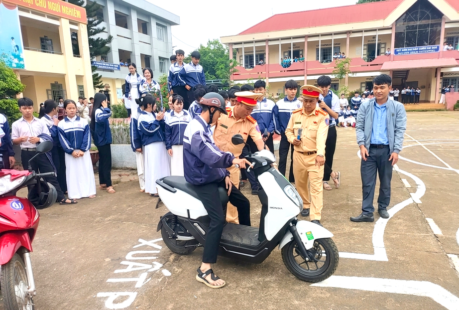 CSGT L&acirc;m Đồng đưa sa h&igrave;nh v&agrave;o trường học, n&acirc;ng cao kỹ năng l&aacute;i xe an to&agrave;n cho học sinh- Ảnh 1.