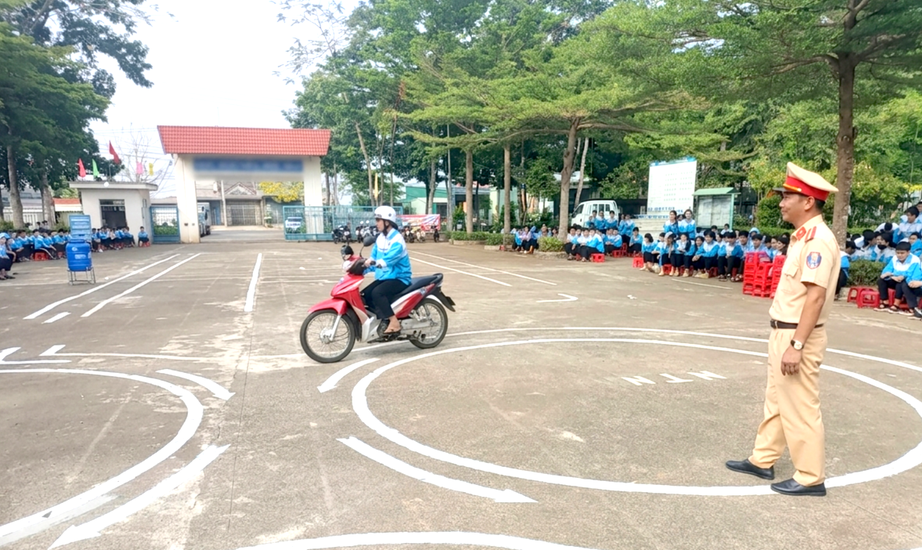 CSGT L&acirc;m Đồng đưa sa h&igrave;nh v&agrave;o trường học, n&acirc;ng cao kỹ năng l&aacute;i xe an to&agrave;n cho học sinh- Ảnh 2.