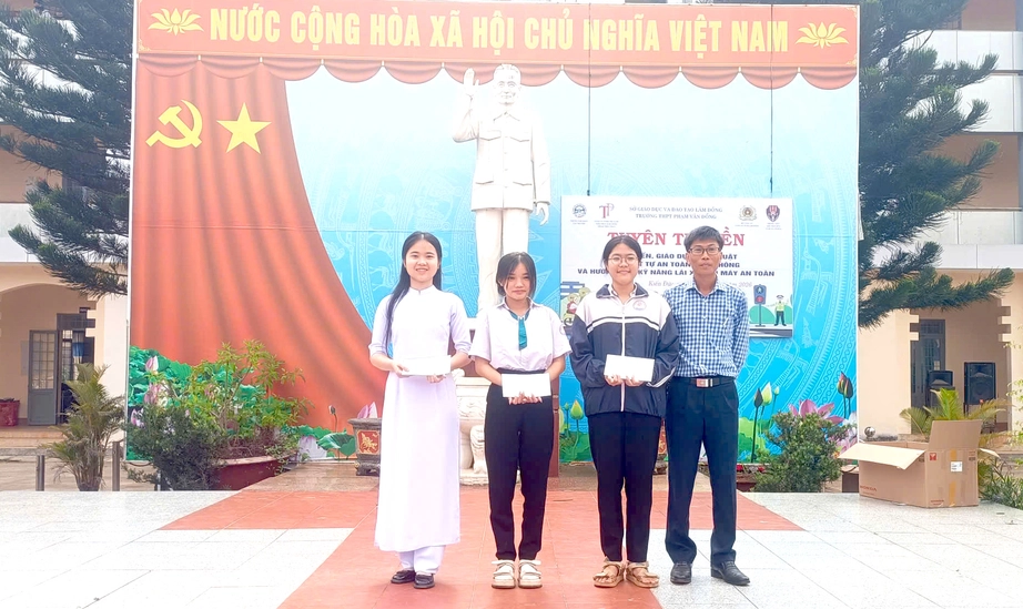 CSGT L&acirc;m Đồng đưa sa h&igrave;nh v&agrave;o trường học, n&acirc;ng cao kỹ năng l&aacute;i xe an to&agrave;n cho học sinh- Ảnh 3.