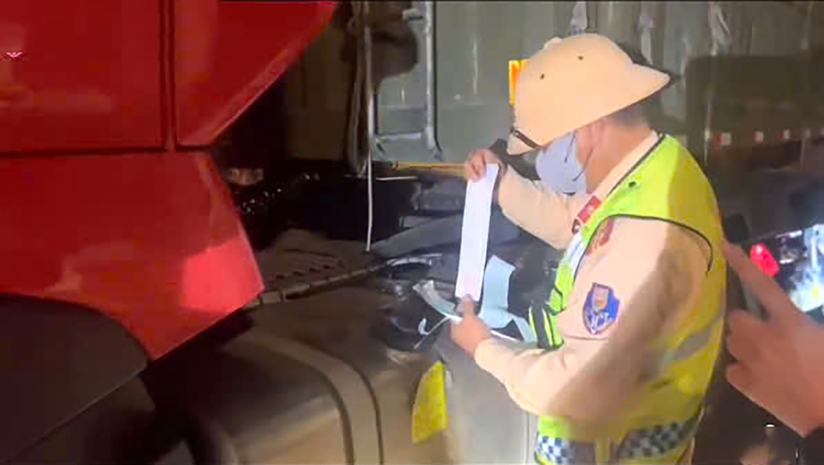 Ph&aacute;t hiện t&agrave;i xế kh&ocirc;ng c&oacute; bằng l&aacute;i điều khiển xe đầu k&eacute;o tr&ecirc;n cao tốc Cam L&acirc;m - Vĩnh Hảo- Ảnh 1.