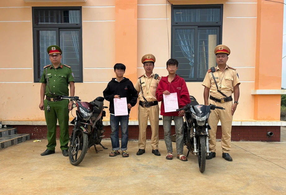 Phạt hơn 26 triệu đồng, tịch thu hai xe m&aacute;y của nh&oacute;m thanh thiếu ni&ecirc;n tụ tập đua xe- Ảnh 1.