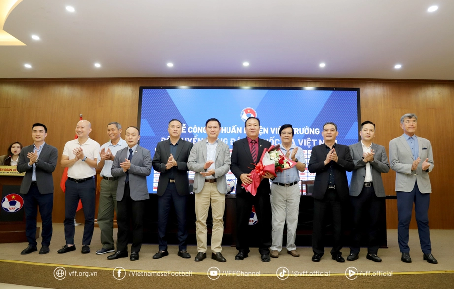 &Ocirc;ng Ho&agrave;ng Văn Ph&uacute;c ch&iacute;nh thức dẫn dắt Đội tuyển nữ Việt Nam- Ảnh 1.