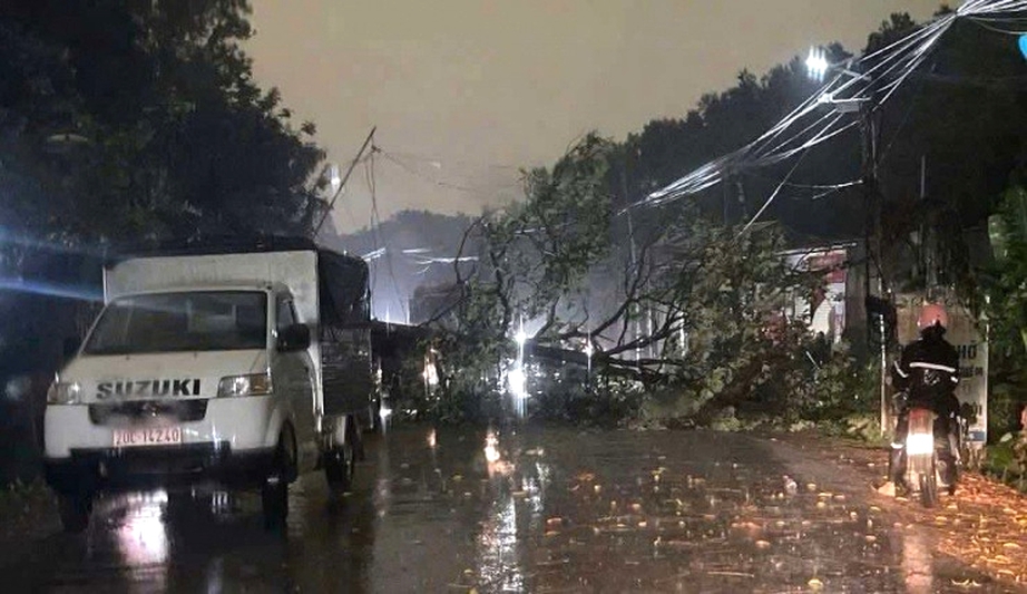 Gi&ocirc;ng lốc qu&eacute;t qua Th&aacute;i Nguy&ecirc;n, một người tử vong- Ảnh 1.