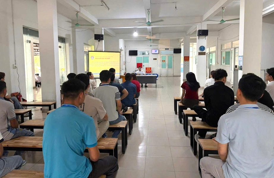 Th&iacute; sinh s&aacute;t hạch l&aacute;i xe ở Ninh B&igrave;nh được xem video tuy&ecirc;n truyền trước giờ thi- Ảnh 1.