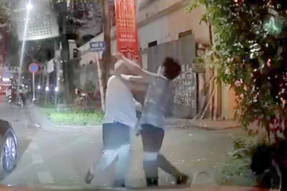 H&agrave; Nội: Tạm giữ t&agrave;i xế Mercedes c&oacute; nồng độ cồn, chặn đ&aacute;nh người kh&aacute;c sau va chạm &ocirc; t&ocirc;- Ảnh 2.