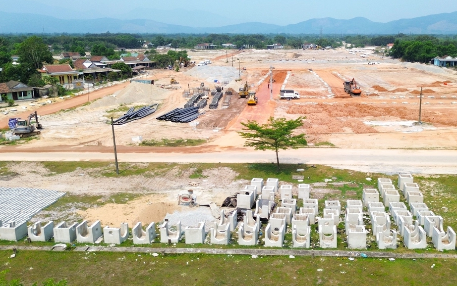 C&ocirc;ng nh&acirc;n dầm nắng đẩy nhanh khu t&aacute;i định cư đường sắt tốc độ cao ở Huế- Ảnh 1.