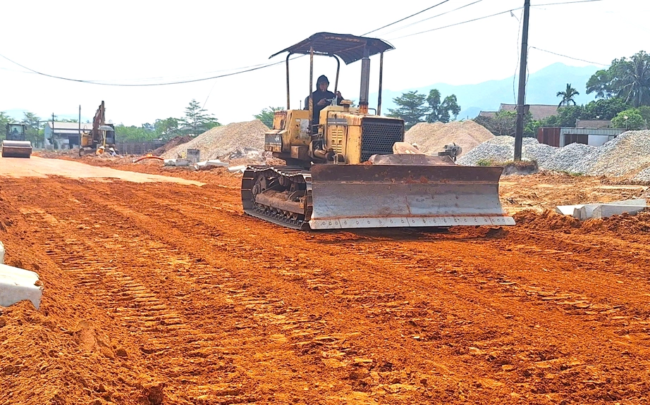 C&ocirc;ng nh&acirc;n dầm nắng đẩy nhanh khu t&aacute;i định cư đường sắt tốc độ cao ở Huế- Ảnh 3.