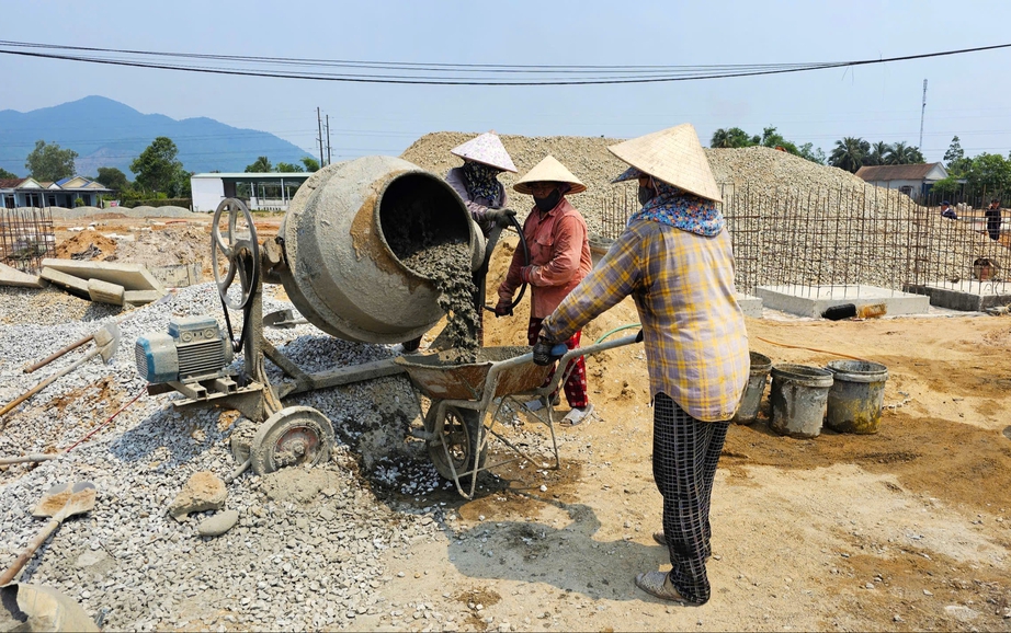 C&ocirc;ng nh&acirc;n dầm nắng đẩy nhanh khu t&aacute;i định cư đường sắt tốc độ cao ở Huế- Ảnh 5.