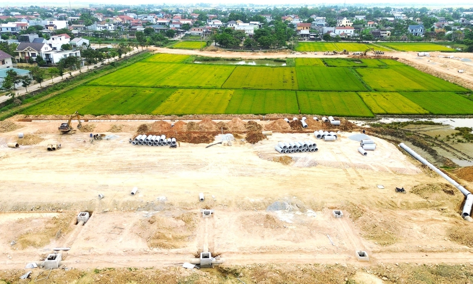 C&ocirc;ng nh&acirc;n dầm nắng đẩy nhanh khu t&aacute;i định cư đường sắt tốc độ cao ở Huế- Ảnh 8.
