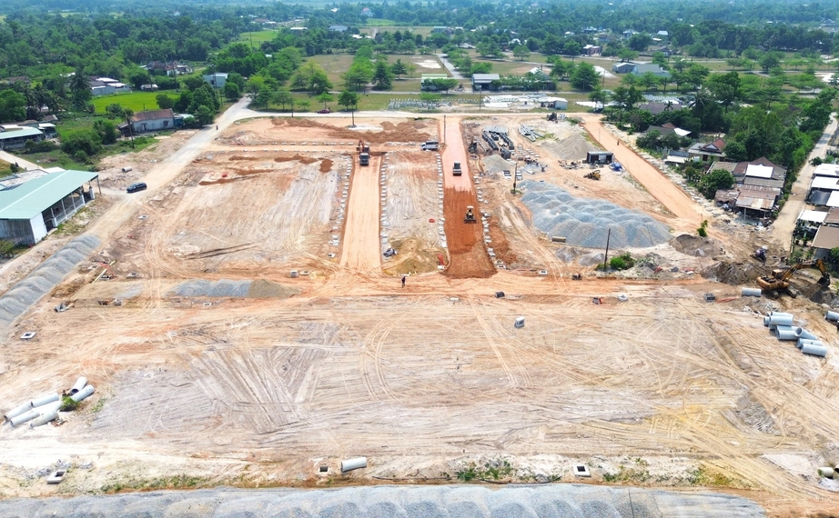 C&ocirc;ng nh&acirc;n dầm nắng đẩy nhanh khu t&aacute;i định cư đường sắt tốc độ cao ở Huế- Ảnh 9.